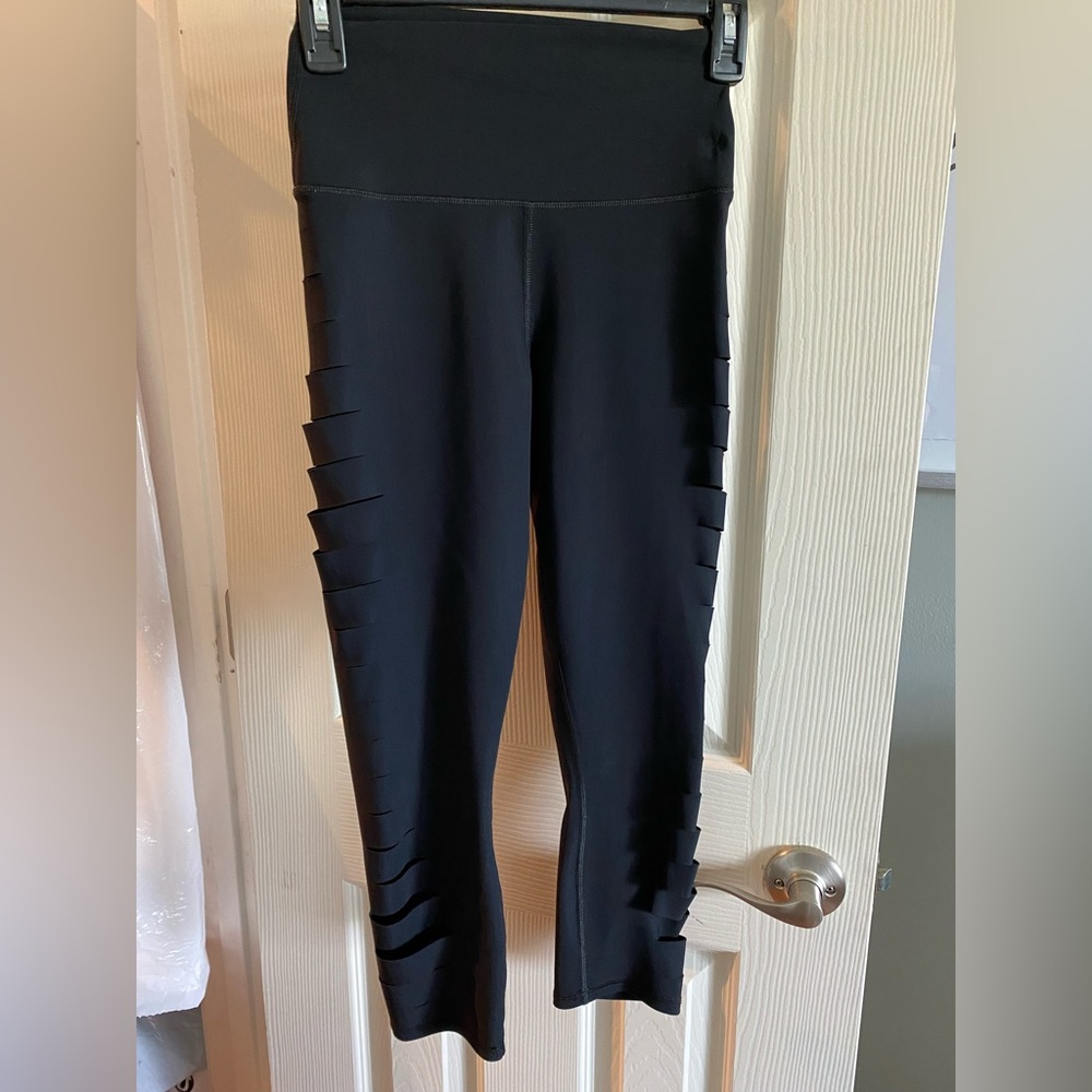 Alo Yoga RARE worn once black crop with slits on side of pants XS excellent